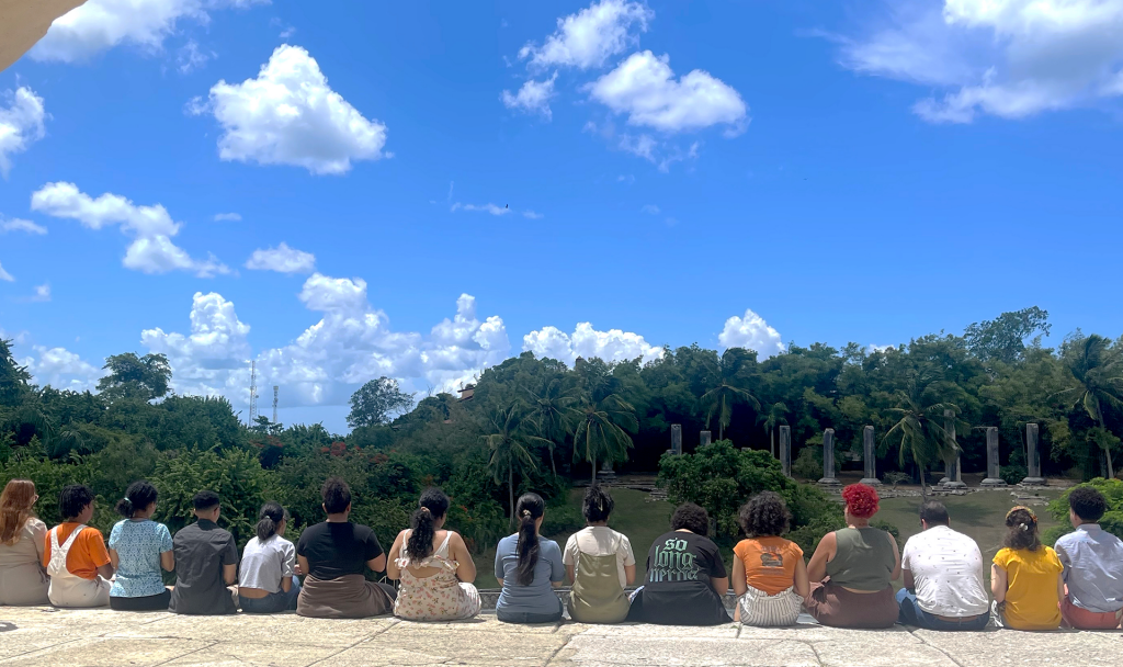 *Students from Chavón, La Escuela de Diseño, during a mindfulness breathing exercise, are introduced to theories about time and sound. Guided by Anabelle Grullón, a Chavón alumna. *Estudiantes de Chavón, de La Escuela de Diseño, durante un ejercicio de respiración de mindfulness que introduce teorías sobre tiempo y sonido. Guiado por Anabelle Grullón, egresada de Chavón.